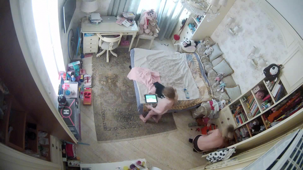 Неформальная семейка снимает свой трах на видеокамеру