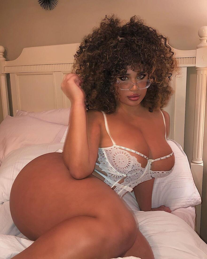 Karmela Habibi Model Naked Only Fans