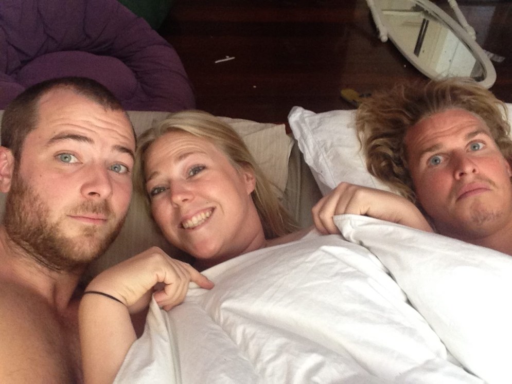 Couples who live the three of the selfie
